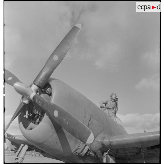 Un pilote sur son P-47 Thunderbolt.