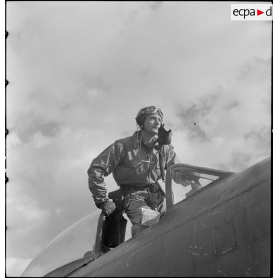 Un pilote sur son P-47 Thunderbolt.