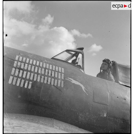 Un pilote sur son P-47 Thunderbolt.