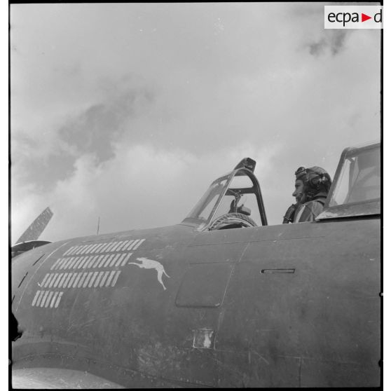 Un pilote sur son P-47 Thunderbolt.