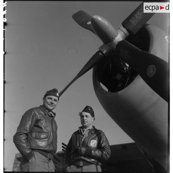 Le commandant et un pilote face à l'hélice d'un Thunderbolt.