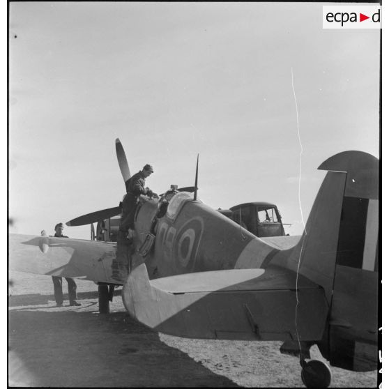 Réparation et entretien des Spitfire.