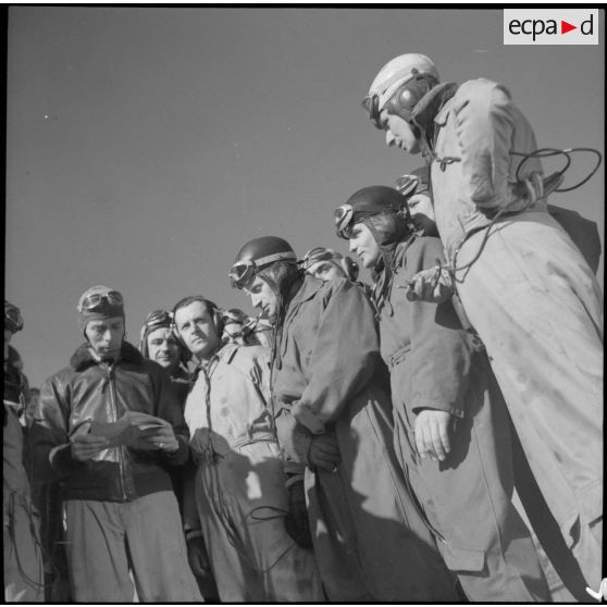 Le briefing des pilotes du groupe de chasse II/18 Saintonge sur la piste avant une mission sur les poches de résistance de Royan ou de la pointe de Grave.