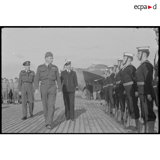 Le général Arthur Tedder pase en revue les troupes de la Royal Navy au Maroc.