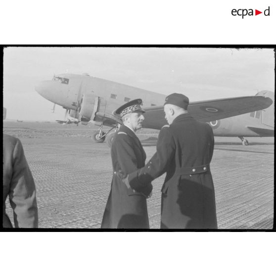 Le général Bouscat s'entretient avec le général Chambe sur le terrain d'aviation de Maison Blanche.