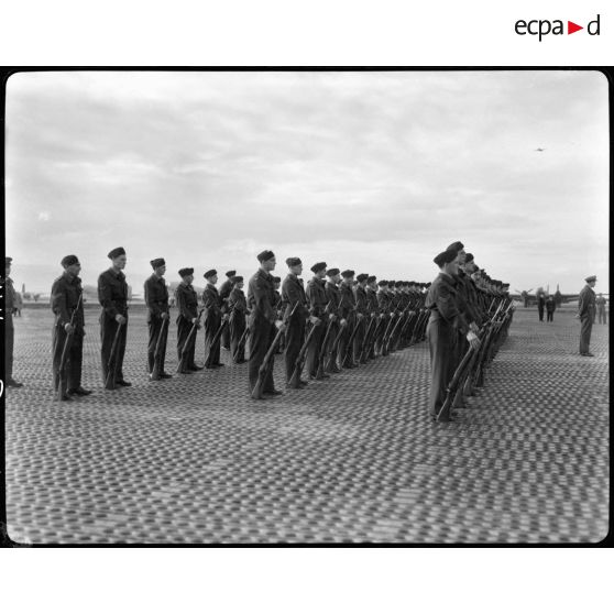 Les troupes de la RAF sur la base aérienne de Maison Blanche.