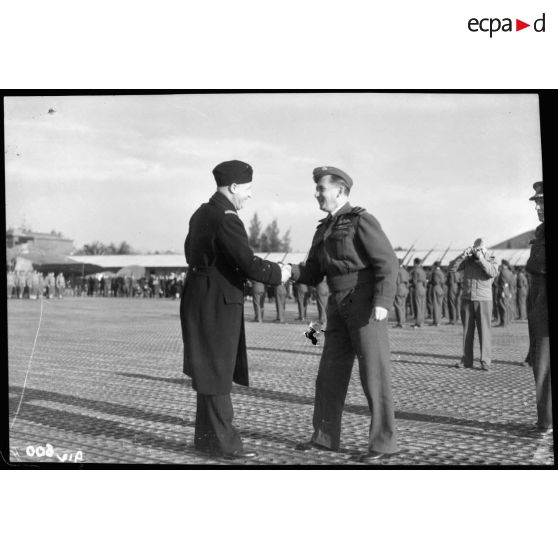 Le général Arthur Tedder et le général Bouscat sur la base aérienne de Maison Blanche.