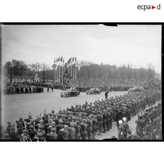 Charles de Gaulle dans sa voiture.