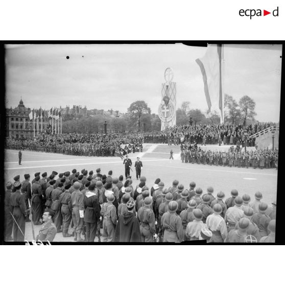 Remise des drapeaux aux unités reconstituées de l'Air.