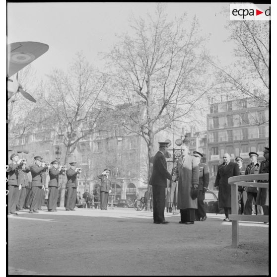 Arrivée de Charles Tillon à l'exposition "les Ailes de France".