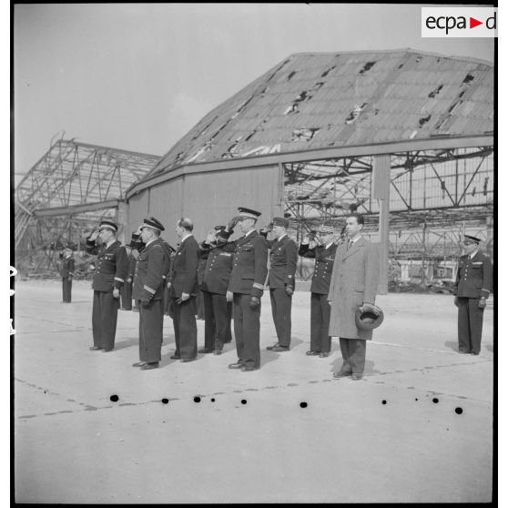 Pendant l'hymne national.