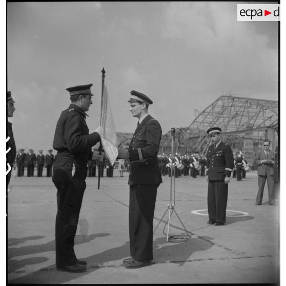 Remise du fanion au major de promotion.