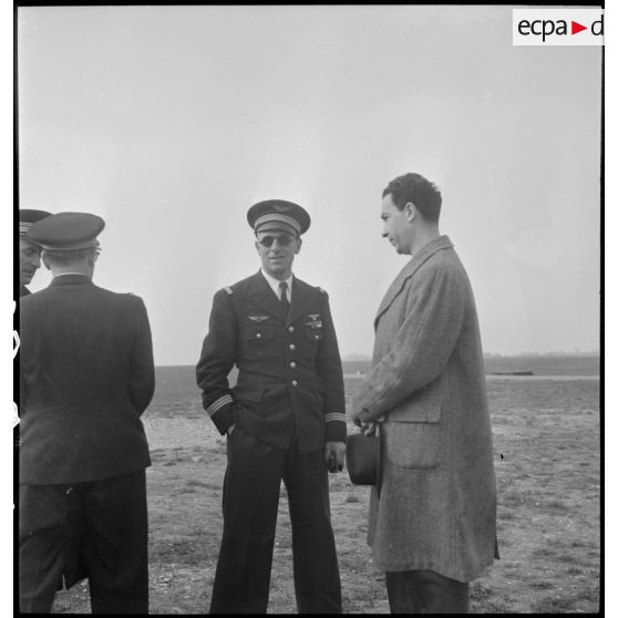 Yvon Bourges en discussion avec le capitaine Ferrand.