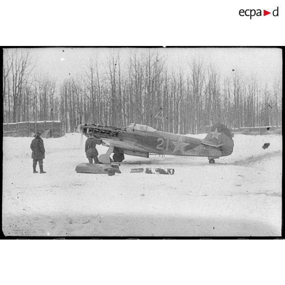 Maintenance sur un avion de chasse Yakovlev Yak-9 du régiment de chasse Normandie-Niémen.