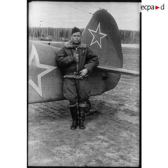 Un pilote de chasse du Normandie Niémen devant son Yakovlev Yak-9.