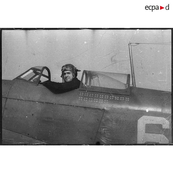 Portrait du lieutenant Marcel Albert, pilote du régiment de chasse Normandie-Niémen, aux commandes de son Yakovlev Yak-9.