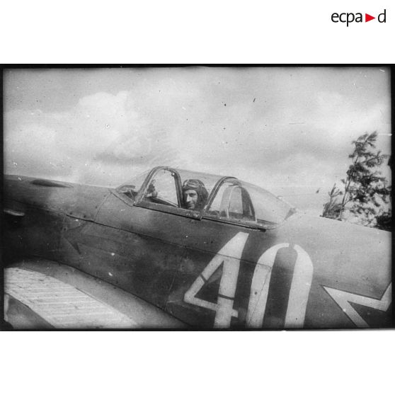 Un pilote de chasse du Normandie Niémen aux commandes d'un Yakovlev Yak-9.