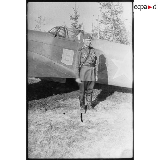 Un pilote de chasse du Normandie Niémen devant son Yakovlev Yak-9.