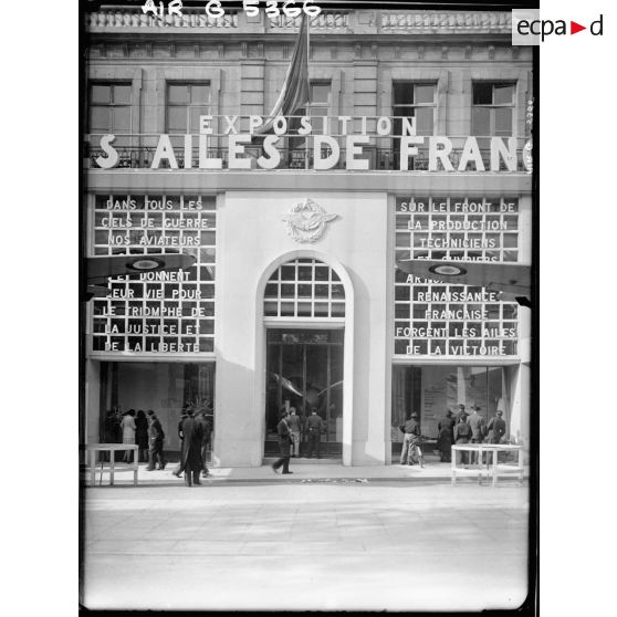 Devant l'exposition "les Ailes de France".