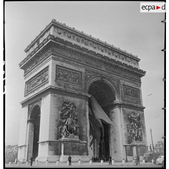 Paris, le lendemain de la victoire des Alliés, survolé par un défilé aérien.