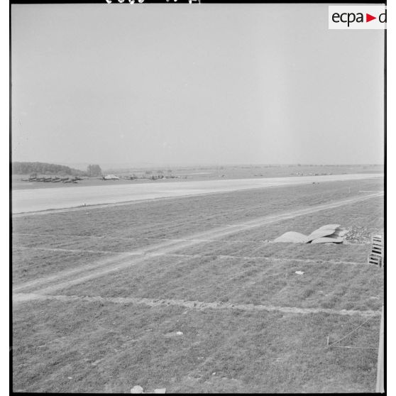 Vue générale de la piste, sur un terrain d'aviation à Hengen.