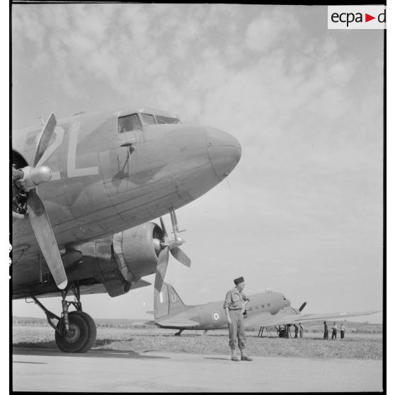 Avions Dakota sur le terrain.