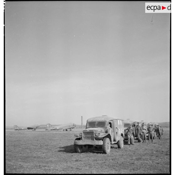 File d'ambulances sur le terrain.