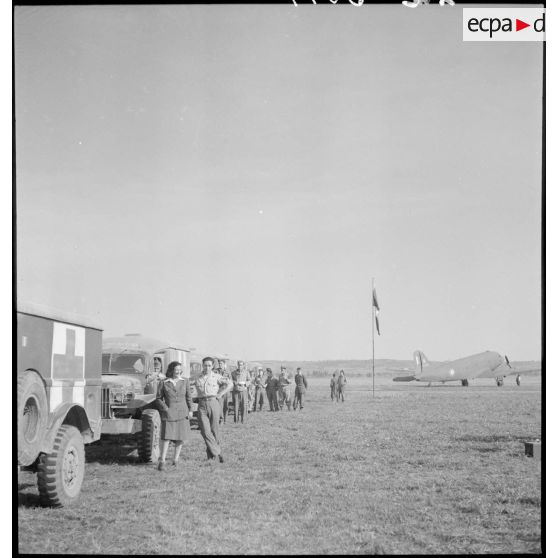 File d'ambulances sur le terrain.