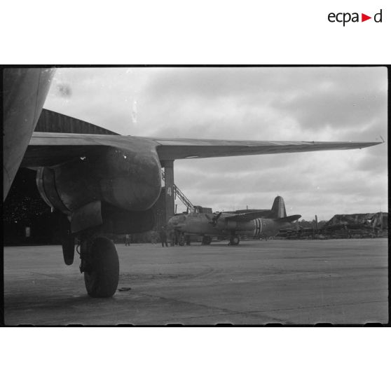 Vue sur le hangar d'aviation.