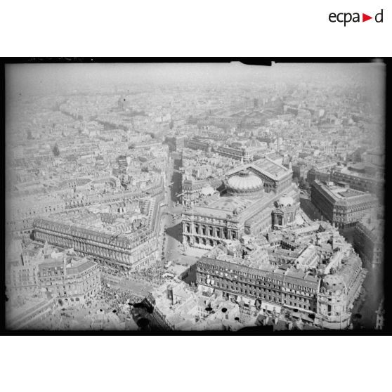 Le défilé devant l'opéra Garnier.