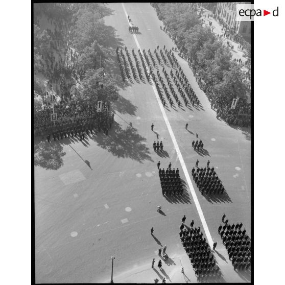 Les troupes de l'Air sur les Champs-Elysées.