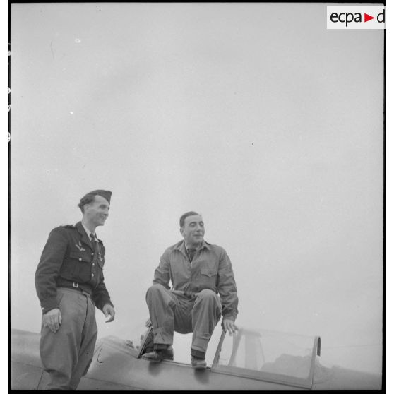 Pilotes du régiment Normandie-Niemen sur un terrain d'aviation à Stuttgart.