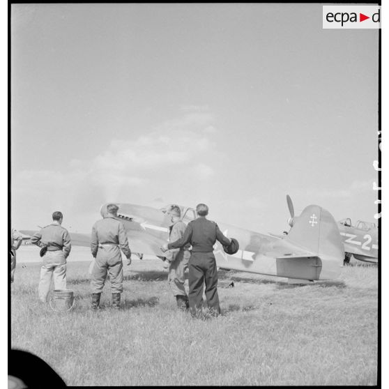 Le régiment Normandie-Niemen sur un terrain d'aviation à Stuttgart.