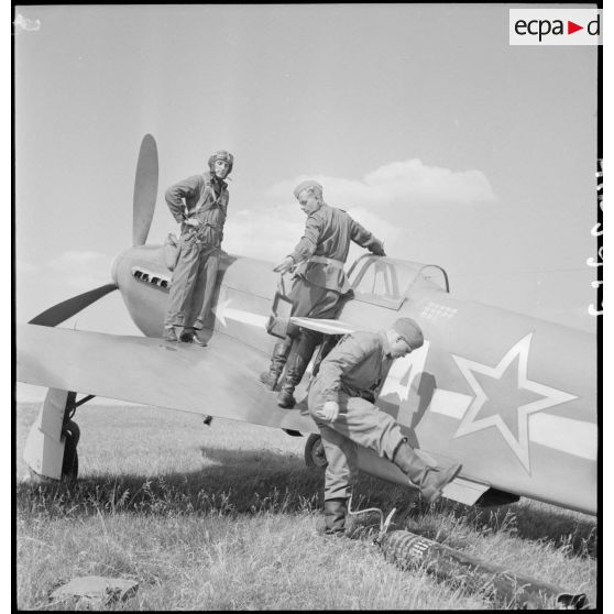 Le régiment Normandie-Niémen sur un terrain d'aviation à Stuttgart.