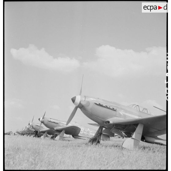 Le régiment Normandie-Niemen sur un terrain d'aviation à Stuttgart.