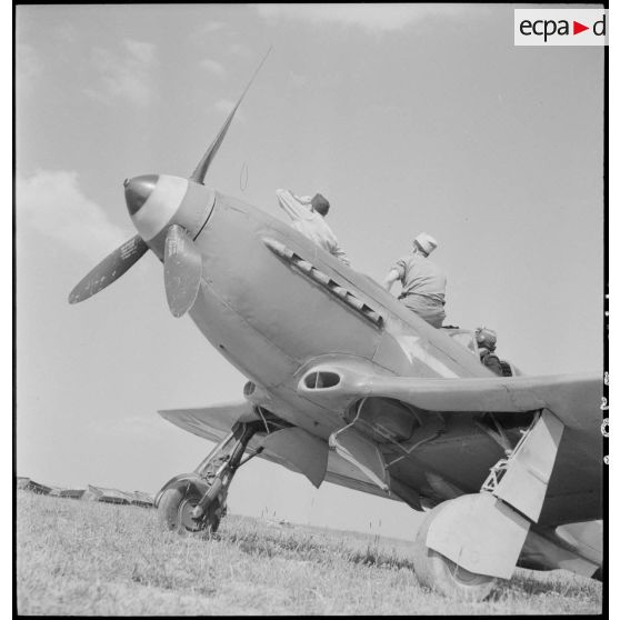 Le régiment Normandie-Niémen sur un terrain d'aviation à Stuttgart.