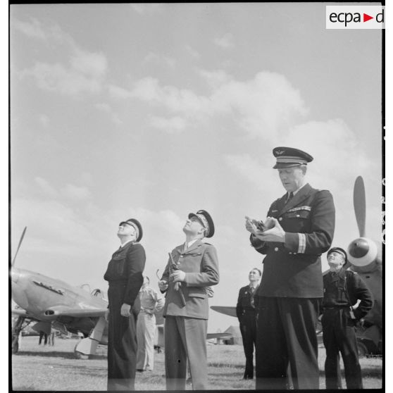 Le régiment Normandie-Niemen sur un terrain d'aviation à Stuttgart.