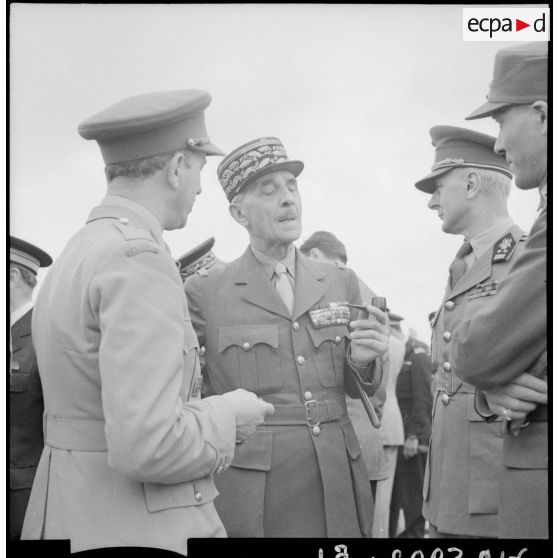 Le général Georges Catroux, ambassadeur de France en URSS, sur l'aéroport du Bourget.