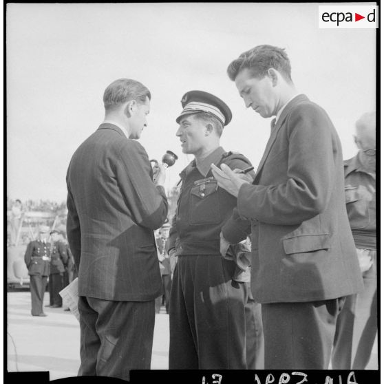 Interview du lieutenant-colonel Louis Delfino, commandant du régiment de chasse Normandie-Niémensur l'aéroport du Bourget.