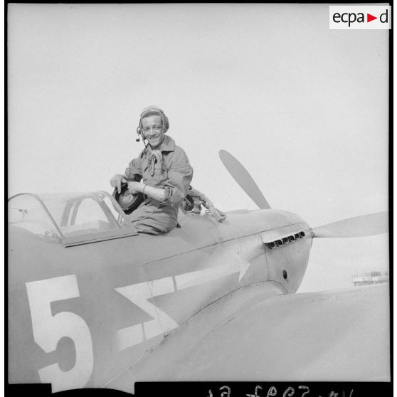 Le sous-lieutenant Roger Sauvage, pilote du régiment de chasse Normandie-Niémen, sur l'aéroport du Bourget. sortant de son Yak-3.