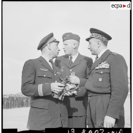 Portrait du général Valin, du général Bouscat et du colonel Pouyade sur l'aéroport du Bourget.