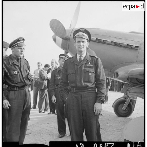 Portrait du capitaine Marcel Albert à l'occasion d'une cérémonie marquant le retour définitif du régiment en France. Cet officier est décoré notamment de l'étoile d'or des Héros de l'Union soviétique.