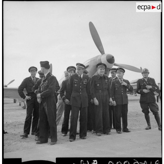 Officiers pilotes français du régiment de chasse Normandie-Niémen, sur l'aéroport du Bourget.