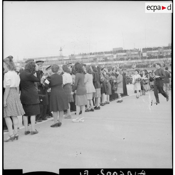 Arrivée du régiment de chasse Normandie-Niémen sur l'aéroport du Bourget.