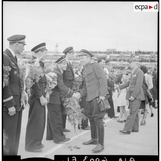 Cérémonie en l'honneur du régiment de chasse Normandie-Niémen lors de son retour définitif en France.