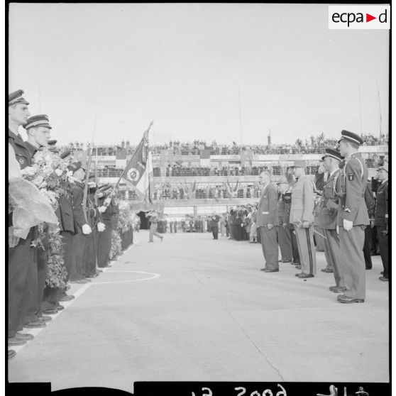 Cérémonie en l'honneur du régiment de chasse Normandie-Niemen lors de son retour définitif en France.