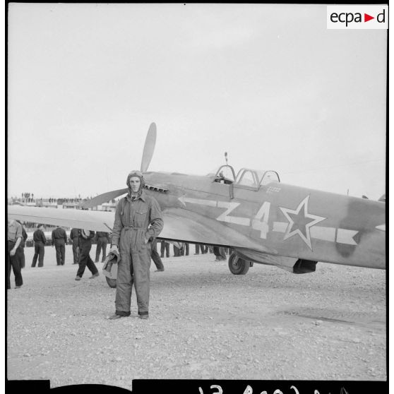 Le sous-lieutenant Robert Marchi, pilote du régiment de chasse Normandie-Niémen, sur l'aéroport du Bourget.