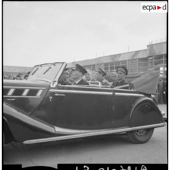 Autorités civile et militaires sur l'aéroport du Bourget.