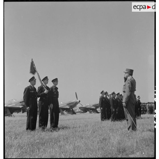 Présentation du fanion du régiment de chasse Normandie-Niémen au général de Lattre de Tassigny.