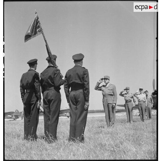 Présentation du fanion du régiment de chasse Normandie-Niémen au général de Lattre de Tassigny.